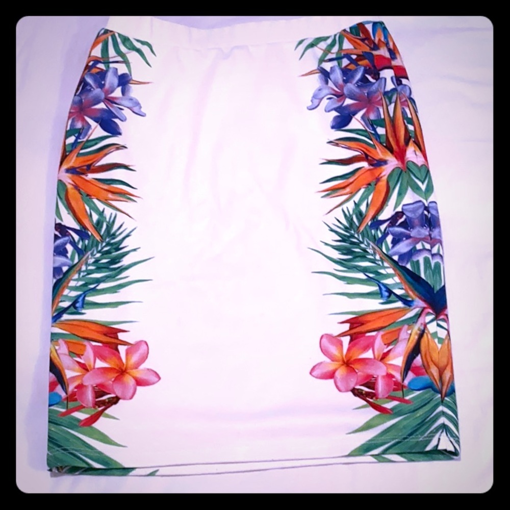 Cute off white skirt with tropical print on sides